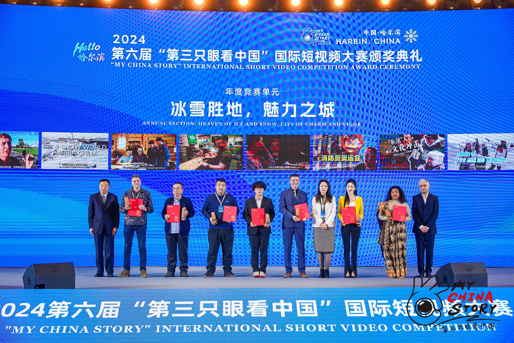 必赢获奖代表马达加斯加留学生陈娜晗(右二)上台领奖.jpg