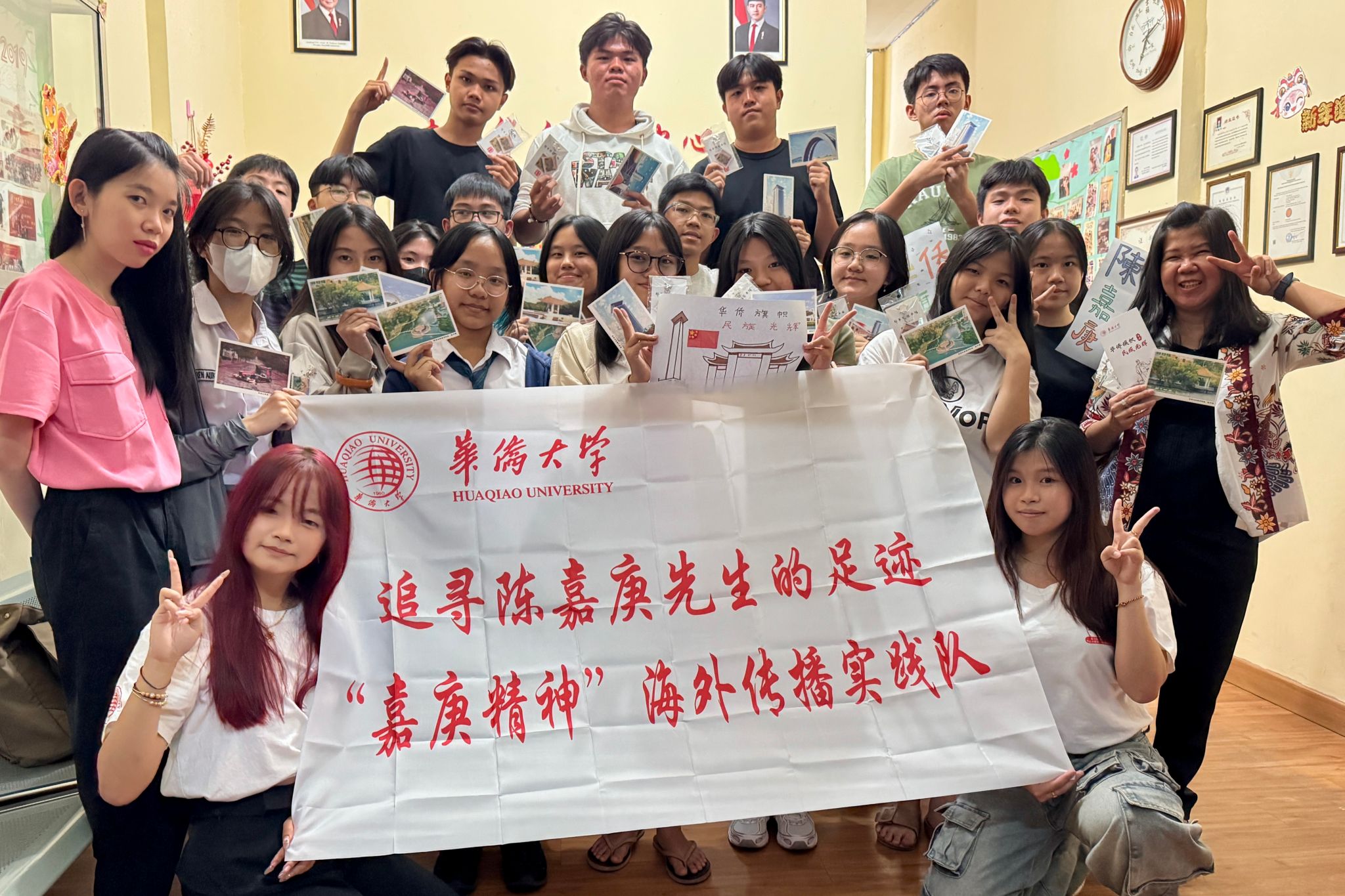 实践团成员与当地青年学生合影.jpg