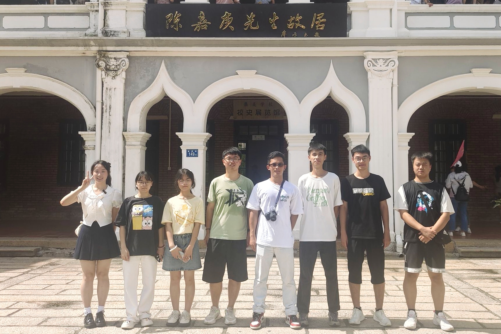 图2杨正好(右4)和同学们到陈嘉庚先生故居调研学习.jpg